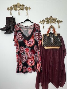 Women's Black & Red Medallion V-Neck tunic